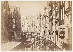 Andries Jager met een houten brug