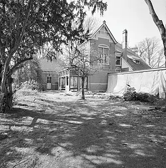 Achtergevel van het hoofdgebouw met serre (2000).