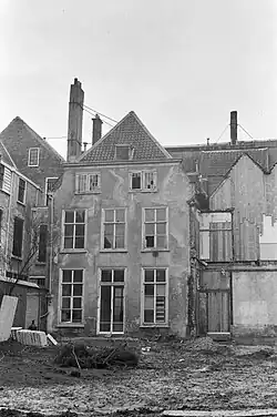 Achtergevel Lange Voorhout 10 na afbraak vleugel Kazernestraat, tegenwoordig het pand van de Britse Ambassade bij de Kleine Kazernestraat
