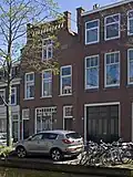 Winkelwoonhuis in 1911 gebouwd naar ontwerp van D. Esser, in een traditionalistische stijl met invloeden van de Nieuwe Kunst.