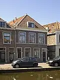 Pand in oorsprong gebouwd met beneden- en bovenwoning, in de tweede helft van de 19de eeuw gebouwd in een sobere traditioneel-classicistische stijl.