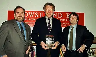 v.l.n.r tijdens een boekpresentatie van het boek Actual innocence oprichter Peter Neufeld, co-autheur Jim Dwyer en oprichter Barry Scheck tijdens de presentatie van hun boek.