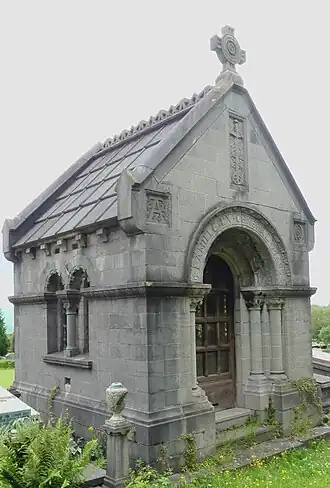 neoromaanse grafkapel voor Generaal-Majoor der Artillerie Albert Maes-Thiery (1859-1915), in arduin door arch. Maurice van Ysendyck, 1917.
