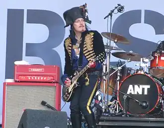 Adam Ant in piratenoutfit op Parkpop 2012