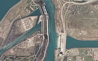 Beide Sir Adam Beck-centrales staan links op de foto en de Amerikaanse Robert Moses-waterkrachtcentrale rechts