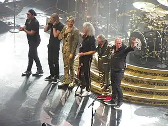 Queen en Adam Lambert tijdens een concert in juli 2014