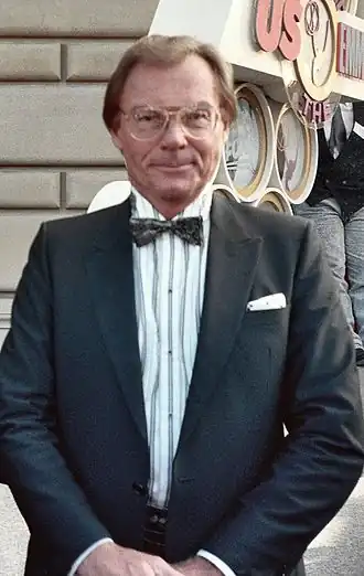 Adam West tijdens de 41e Emmy Awards (1989)