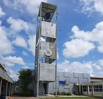 TMIL, met ernaast een uitkijktoren