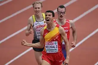 Adel Mechaal verovert de titel op de 3000 m tijdens de EK indoor in 2017.