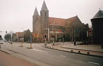 De Adelbertuskerk vanuit de Zaanenlaan gezien in 2005, rechts van de verkeerdkruising de Rijksstraatweg