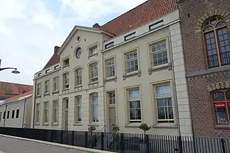 Hoofdgebouw van het voormalige gevangeniscomplex