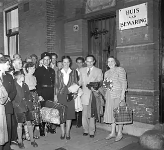 Hommerson werd na zes weken gijzeling vrijgelaten uit het Huis van Bewaring. Rechts van hem staat zijn vrouw, links een zus (foto gemaakt op 24 juni 1952).