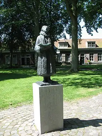 Beeld van Valerius door Mari Andriessen in Veere