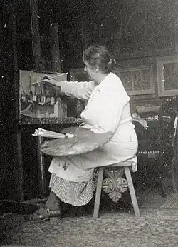 Aan het werk in haar atelier.