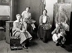 Met model en twee schildersvriendinnen in het atelier.