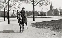 Te paard in het Julianaplantsoen.