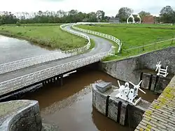 Aduarderzijl gezien vanaf de Kokersluis met rechtsachter het Waarhuis (close-upfoto)