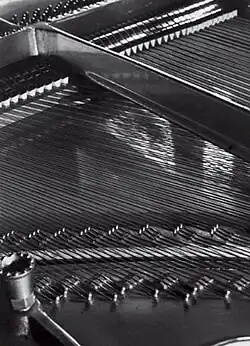 Klaviersaiten eines Flügels, 1928