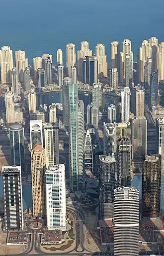Zicht op een deel van Jumeirah Lakes Towers op de voorgrond en Dubai Marina op de achtergrond