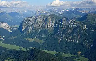 Luchtfoto van de noordwand van de Kanisfluh vanuit het noordwesten