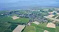 Luchtfoto van Wremen. Op de achtergrond het haventje aan de Waddenzee.