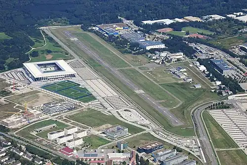 Vliegveld; links het nieuwe stadion