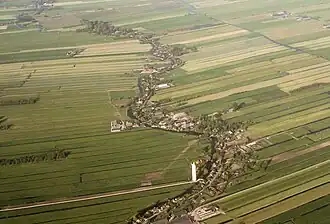 De Meije met het gelijknamige dorp vanuit de lucht