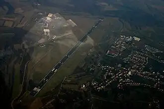 De luchthaven vanuit de lucht
