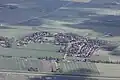 Luchtfoto van Minsen vanuit het noorden; op de voorgrond de Waddenzeedijk