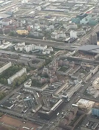 Vanuit het noordoosten gezien: Bijlmerplein in 2017 met daarachter Station Amsterdam Bijlmer Arena