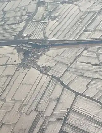 Luchtfoto van De Woude, gezien naar het oosten