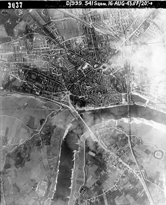 Luchtfoto van Nijmegen uit 1943 met zowel de spoorbrug(rechts) en de verkeersbrug(links) goed te zien