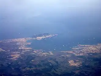 Luchtfoto van de Baai van Gibraltar met rechtsonder de haven van Algeciras