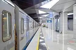 Metrostel langs het perron.