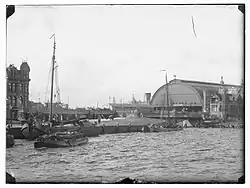 Oostertoegang met brug. Foto: Jacob Olie; voor 1905 (brug te zien voor de overkapping).