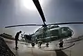 Een Mil Mi-8 op de luchthaven van Kabul wordt gewassen (2007).