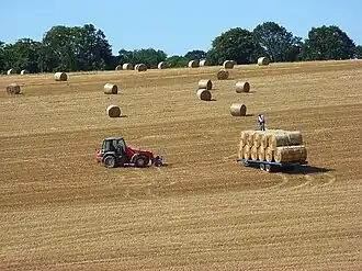 Kniklader met platte boerenwagen