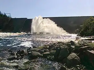 Lozing van water uit het stuwmeer