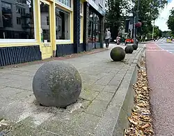 Afzetbollen bij winkels.