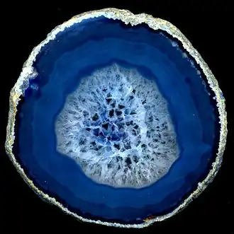 Gepolijste doorsnede van een kunstmatig blauw gekleurde agaat