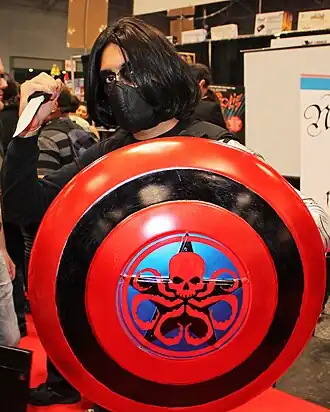 Cosplayer van Winter Soldier met HYDRA-schild tijdens New York ComicCon, 2014.