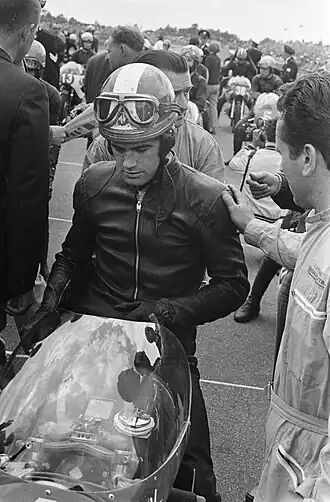 Verlost van de gestopte Mike Hailwood werd Giacomo Agostini wereldkampioen in twee klassen.