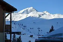 Zicht op de Aiguille Grive en Roc du Grand Renard (rechts) vanaf Arc 2000 in het noordoosten