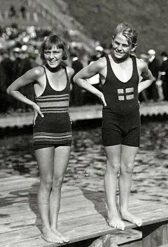 Aileen Riggin tijdens de Olympische Zomerspelen van 1920 in Antwerpen, België. Rechts poseert de Zweed Nils Skoglund.