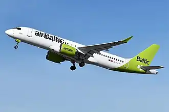 Een Airbus A220-300 van airBaltic