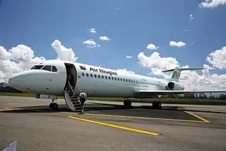 Een Fokker 100 (P2-ANH) van Air Niugini op Kagamuga Airport, Mount Hagen, Papoea-Nieuw-Guinea