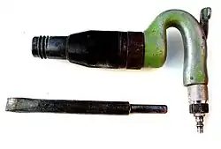 Een zware pneumatische hamer met beitel