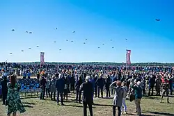 Parachutisten tijdens de dropping op de Ginkelse Heide op 21 september 2019 ter nagedachtenis van de Slag om Arnhem