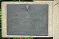 De plaquette op het monument