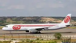 Airbus A321 van NIKI op de luchthaven van Madrid